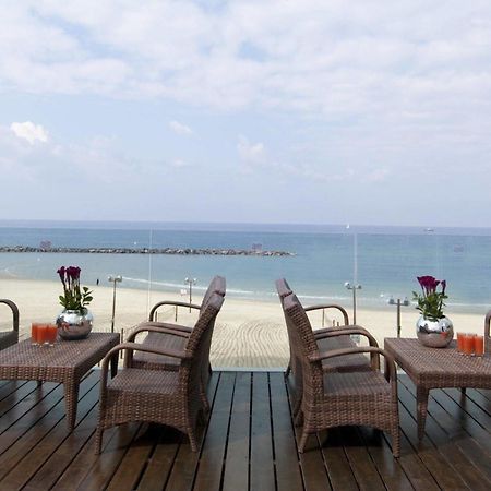Crowne Plaza Tel Aviv Beach By Ihg Exterior foto View of the beach from the hotel