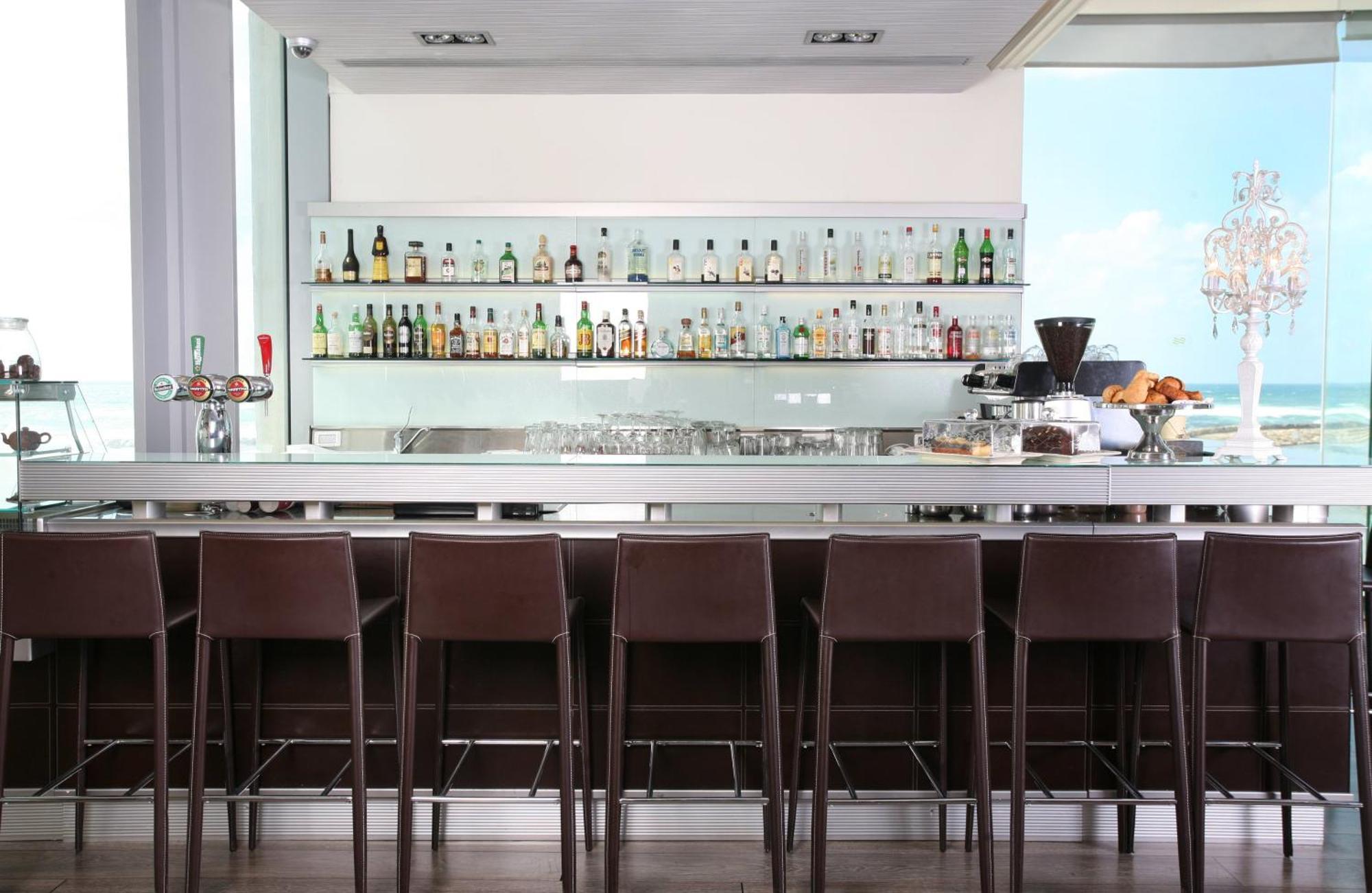 Crowne Plaza Tel Aviv Beach By Ihg Exterior foto The bar at the 12th floor