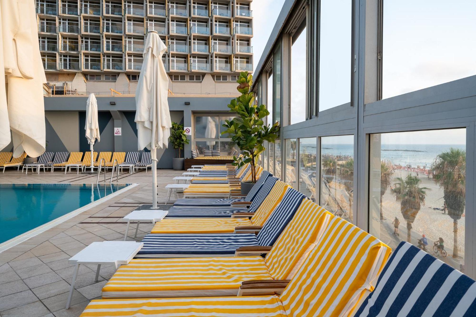 Crowne Plaza Tel Aviv Beach By Ihg Exterior foto The pool at the rooftop