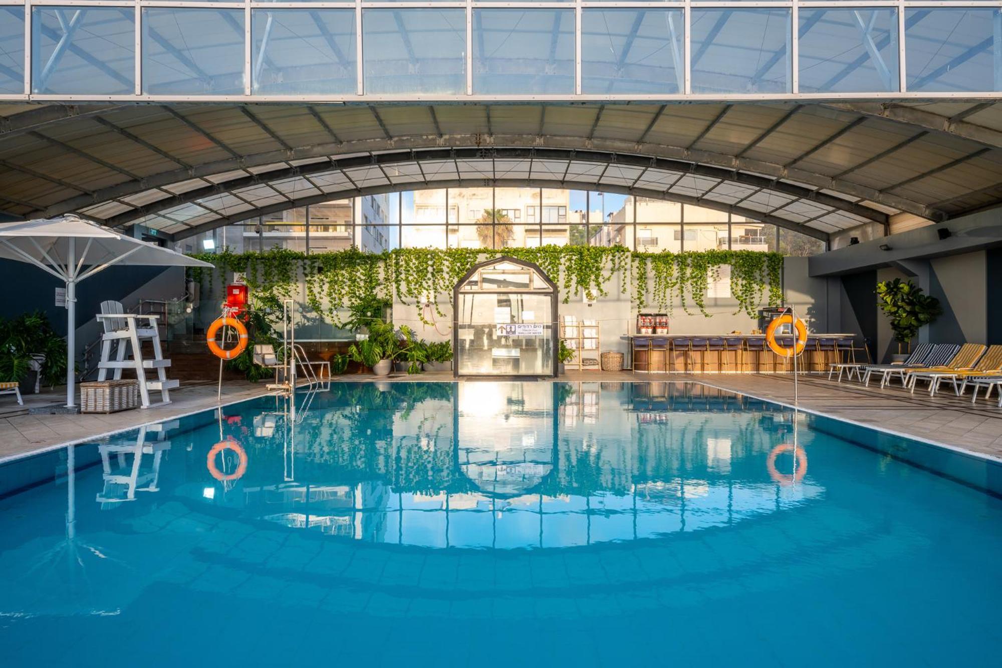 Crowne Plaza Tel Aviv Beach By Ihg Exterior foto The pool at the hotel