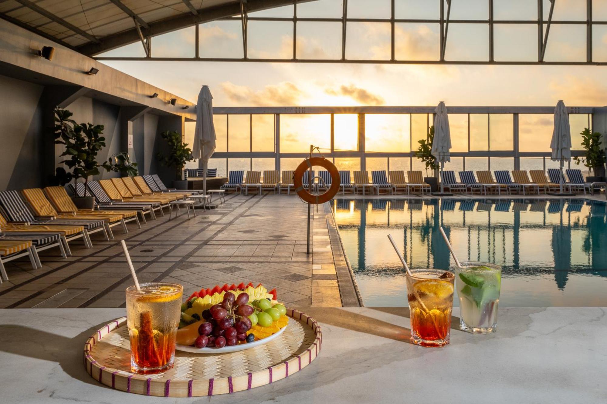 Crowne Plaza Tel Aviv Beach By Ihg Exterior foto The pool at the 1018
