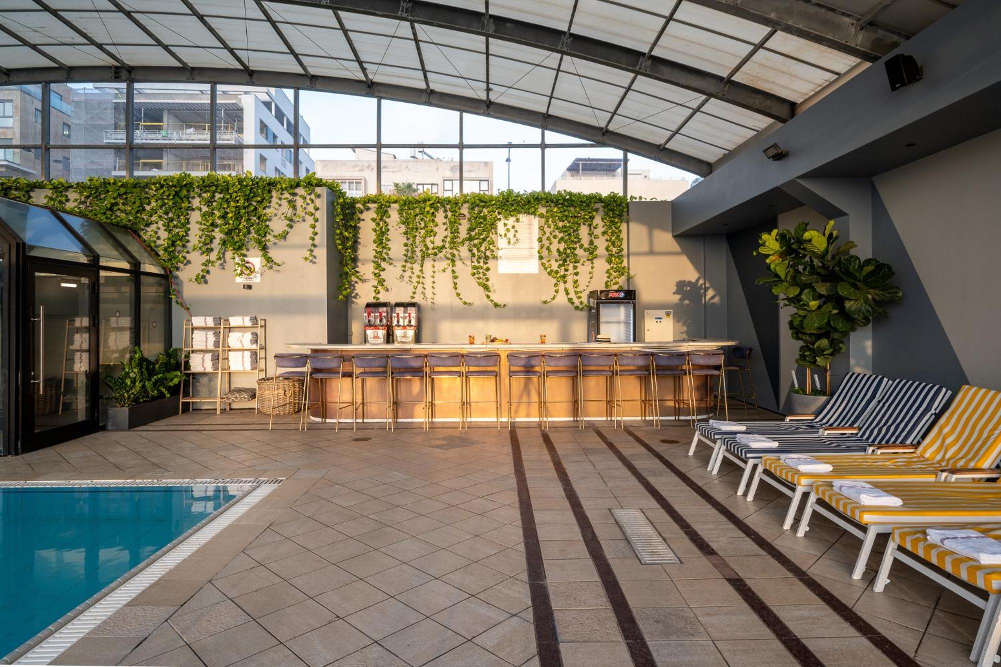 Crowne Plaza Tel Aviv Beach By Ihg Exterior foto The rooftop pool at the hotel