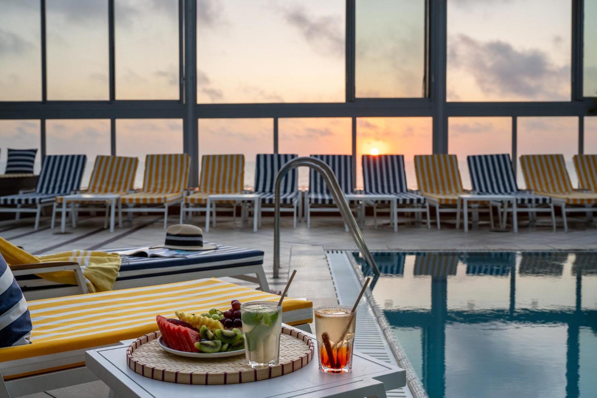Crowne Plaza Tel Aviv Beach By Ihg Exterior foto The pool at the 1018