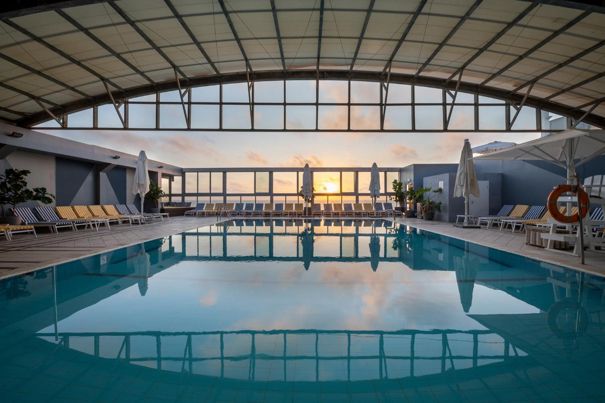 Crowne Plaza Tel Aviv Beach By Ihg Exterior foto The pool at the hotel