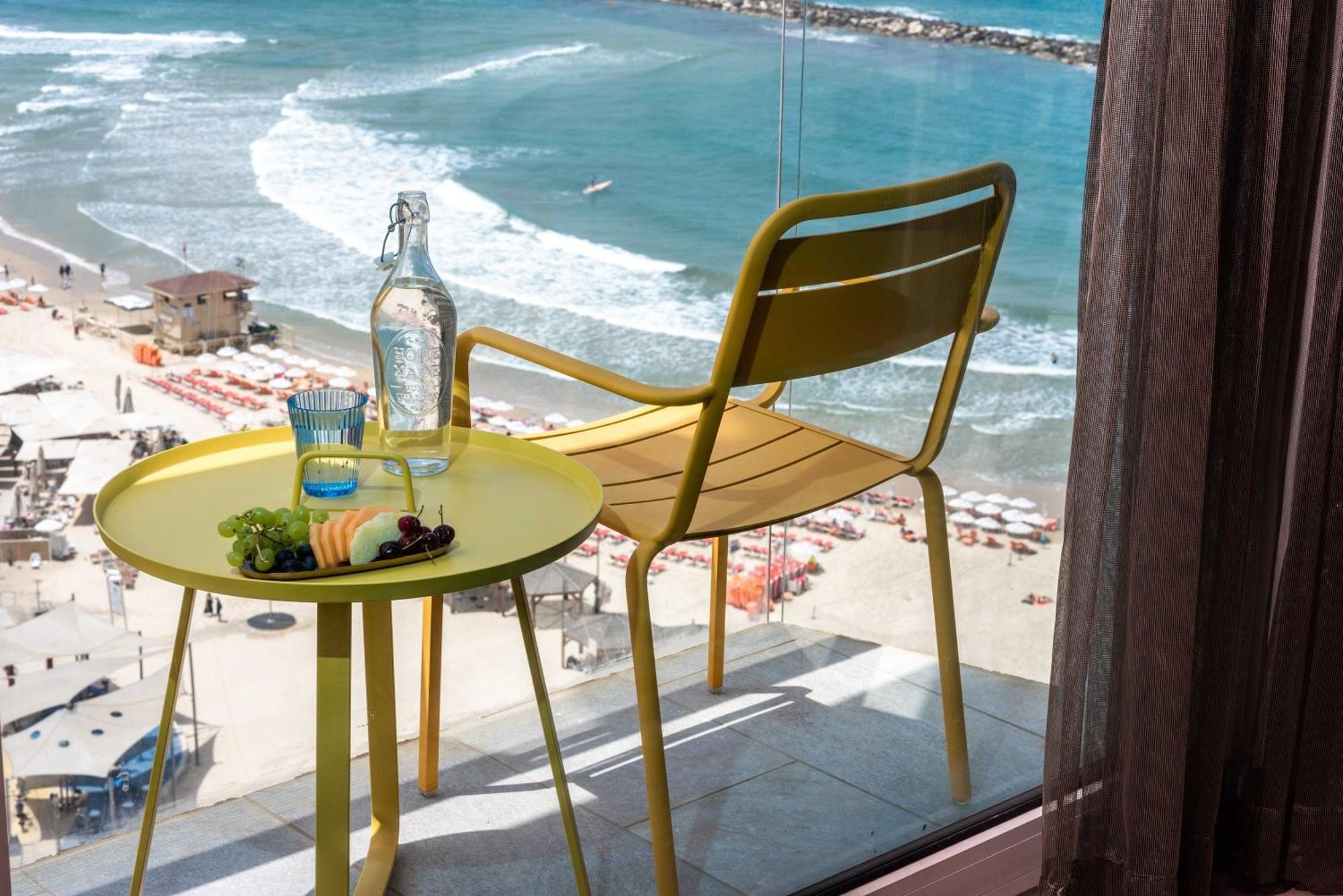 Crowne Plaza Tel Aviv Beach By Ihg Exterior foto View from the hotel