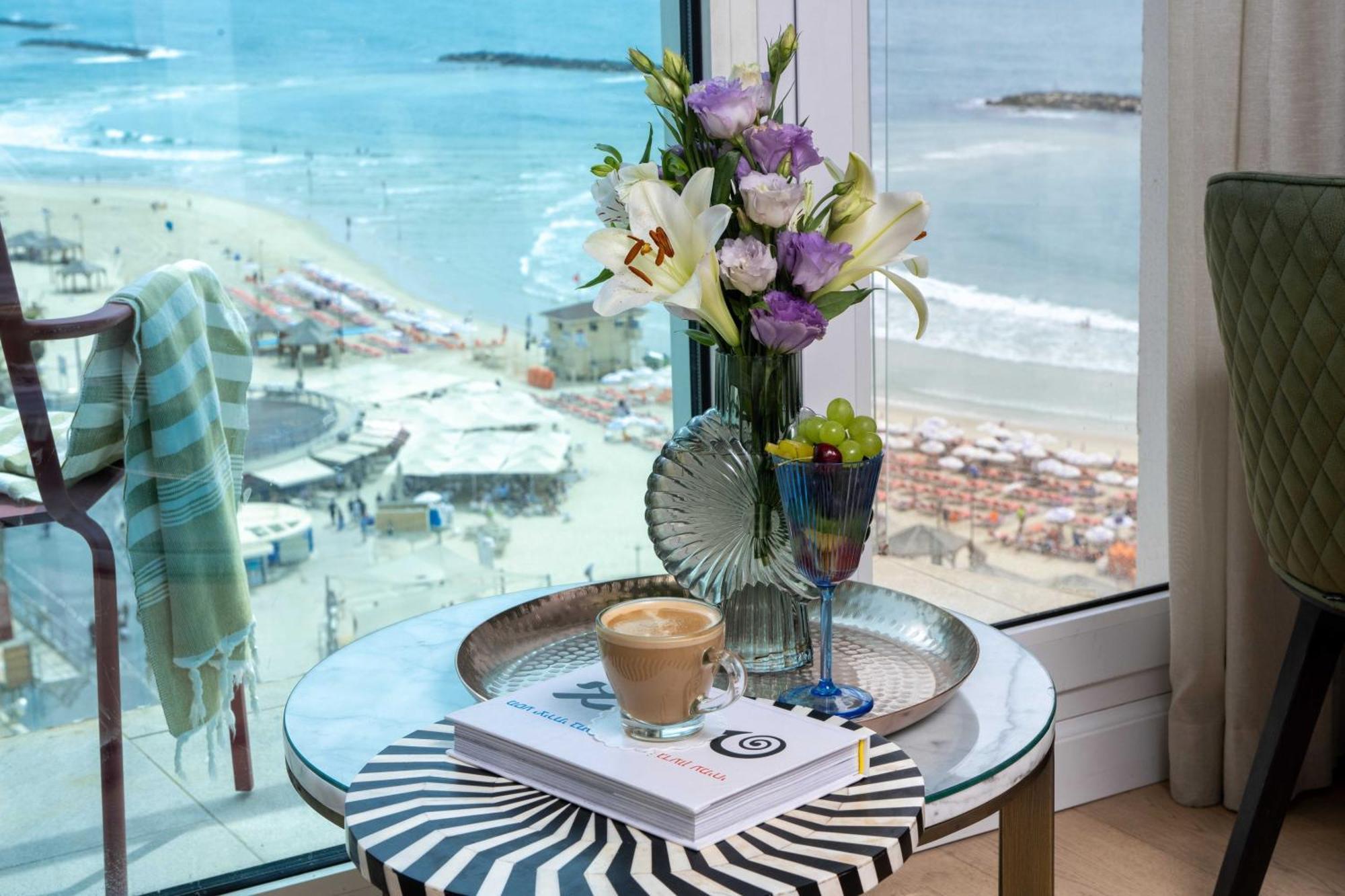 Crowne Plaza Tel Aviv Beach By Ihg Exterior foto A view of the beach from the hotel