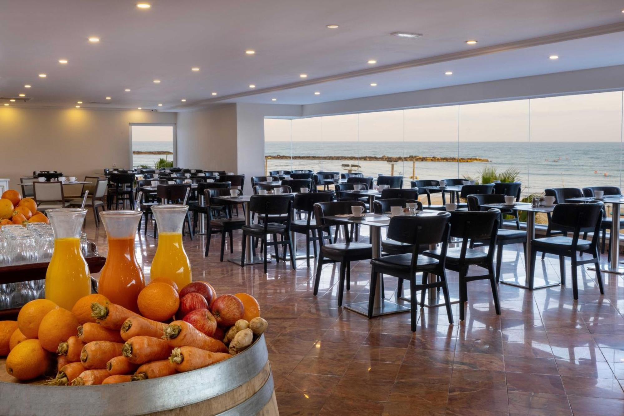 Crowne Plaza Tel Aviv Beach By Ihg Exterior foto The restaurant