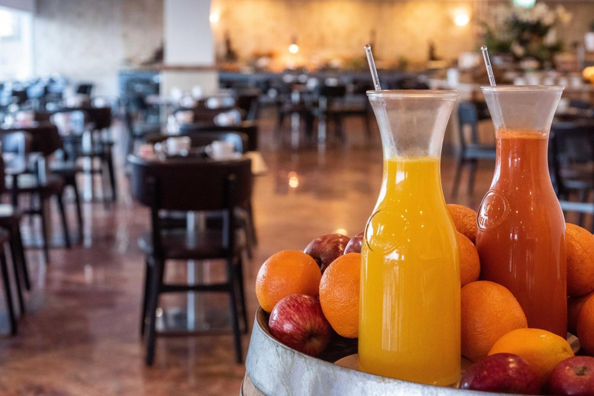Crowne Plaza Tel Aviv Beach By Ihg Exterior foto Orange juice