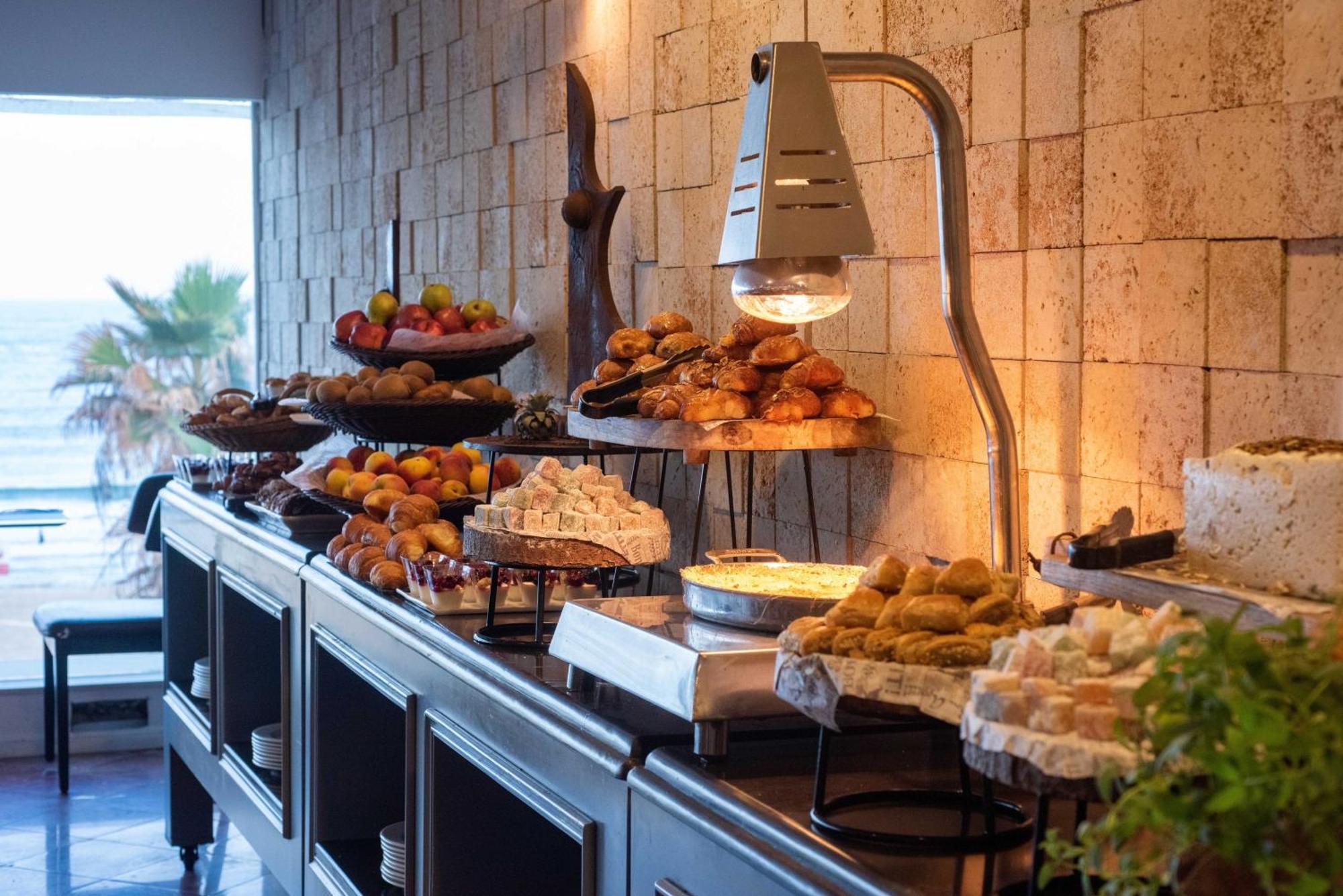 Crowne Plaza Tel Aviv Beach By Ihg Exterior foto A chafing dish