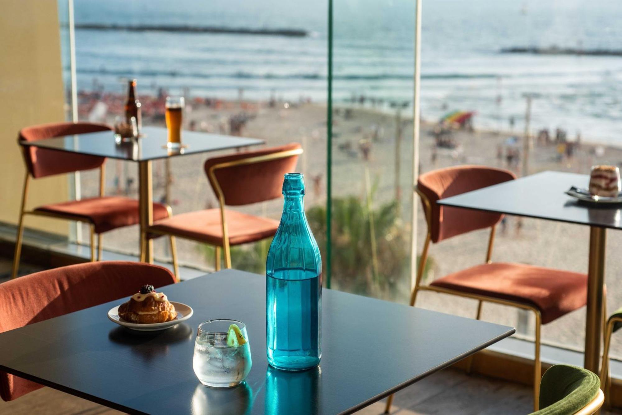 Crowne Plaza Tel Aviv Beach By Ihg Exterior foto A bottle of Solan de Cabras