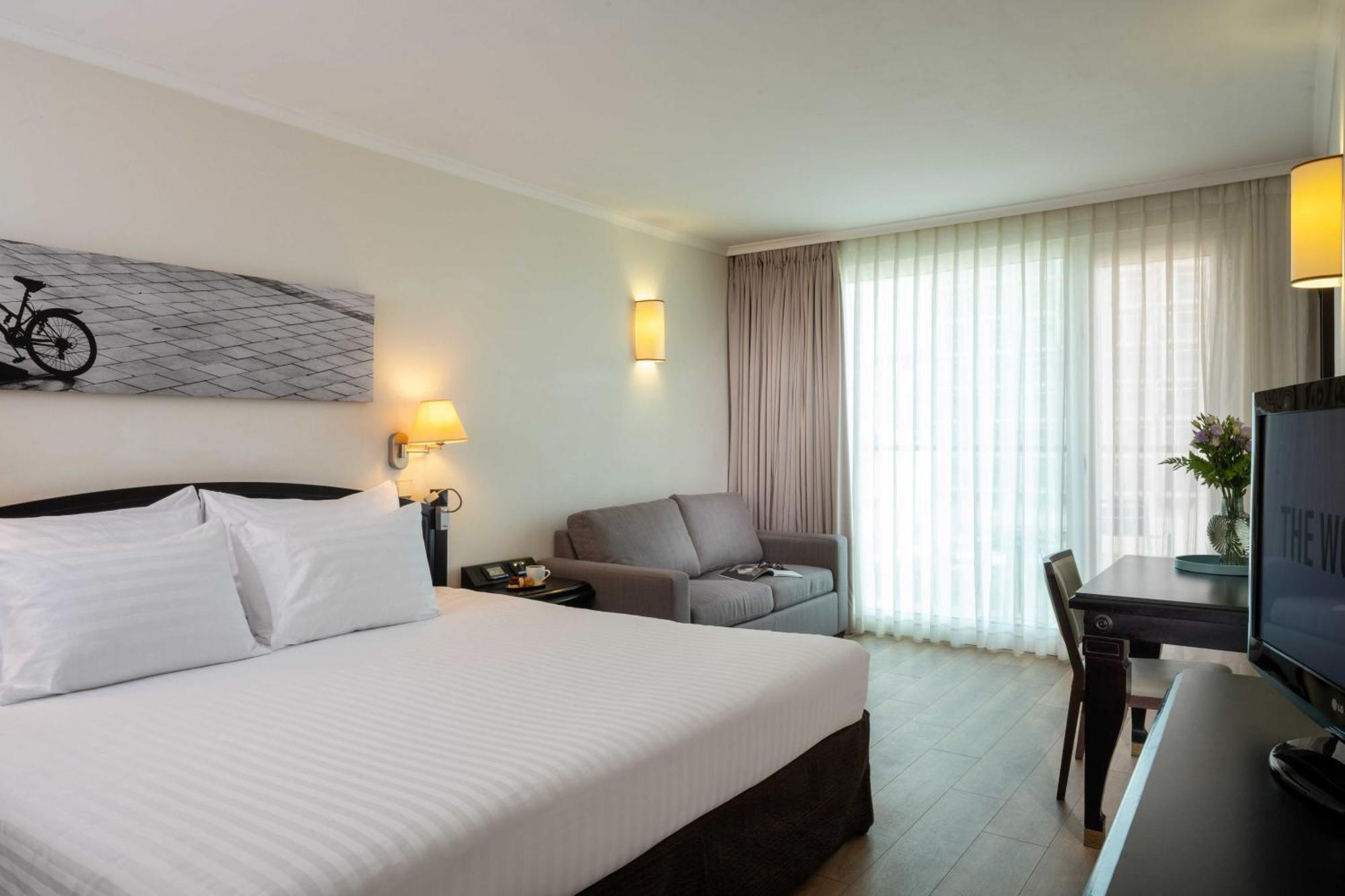 Crowne Plaza Tel Aviv Beach By Ihg Exterior foto A room at the Leonardo Hotel, Tel Aviv