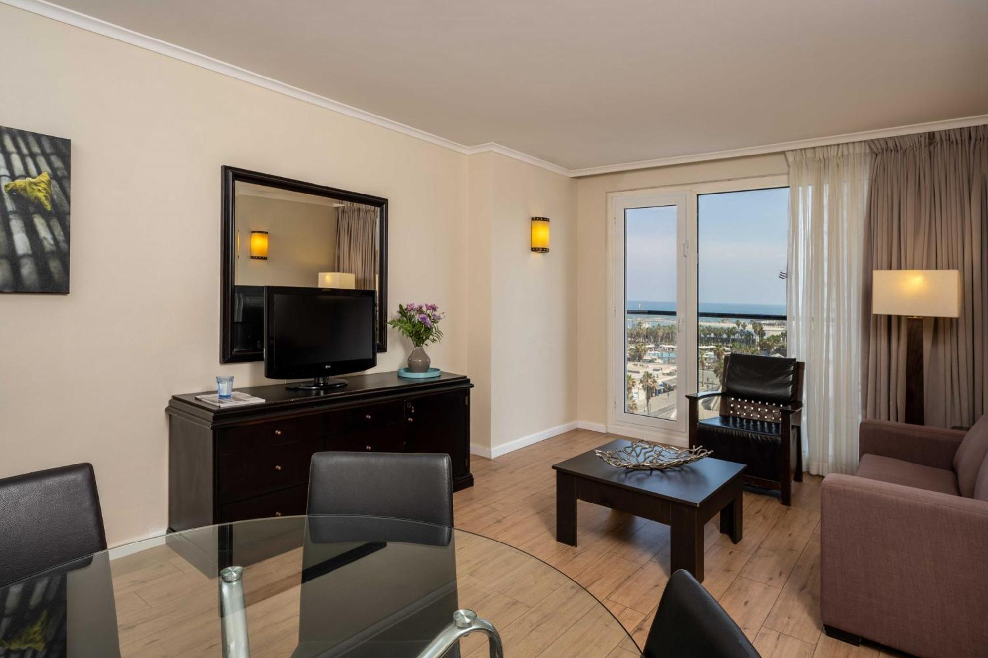 Crowne Plaza Tel Aviv Beach By Ihg Exterior foto A living room at the Hilton San Diego Bayfront