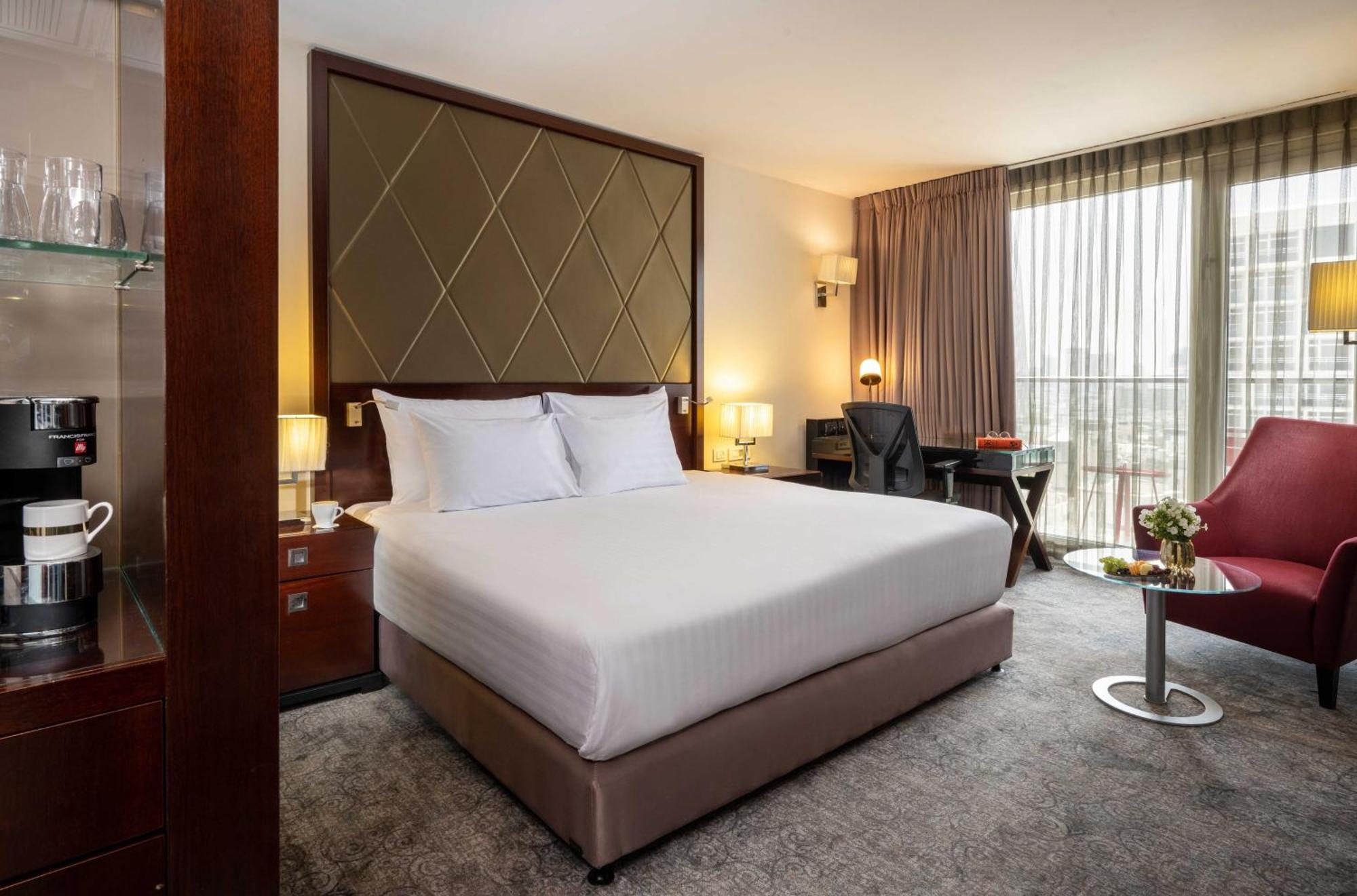 Crowne Plaza Tel Aviv Beach By Ihg Exterior foto A room at the InterContinental London The O2
