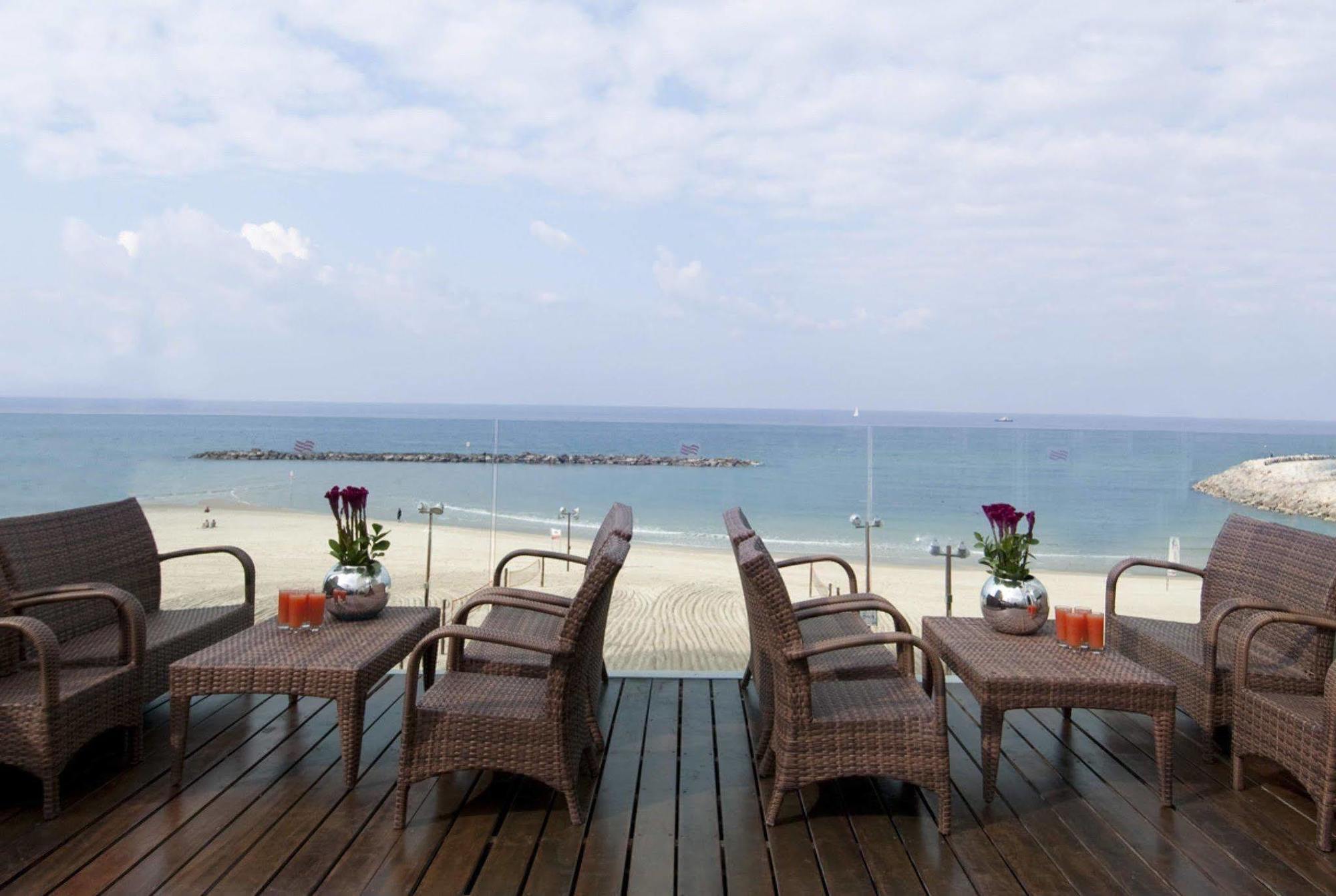 Crowne Plaza Tel Aviv Beach By Ihg Exterior foto View of the beach from the hotel